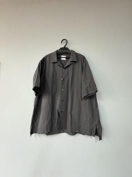 <img class='new_mark_img1' src='https://img.shop-pro.jp/img/new/icons14.gif' style='border:none;display:inline;margin:0px;padding:0px;width:auto;' />toujours fine yarn cotton cloth   open collar  half sleeve big coverall   shirt  charcoal  brown 1