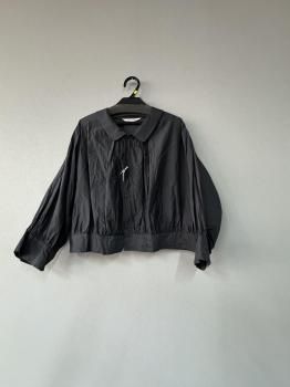 <img class='new_mark_img1' src='https://img.shop-pro.jp/img/new/icons51.gif' style='border:none;display:inline;margin:0px;padding:0px;width:auto;' />2025AW toujours cotton.silk faille cloth collared bolero bloure  black navy 1