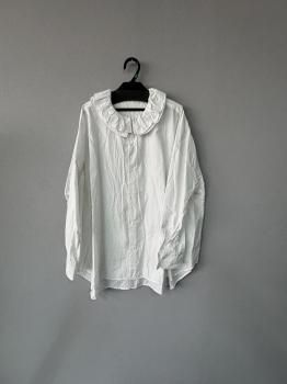<img class='new_mark_img1' src='https://img.shop-pro.jp/img/new/icons15.gif' style='border:none;display:inline;margin:0px;padding:0px;width:auto;' />2025AW toujours cotton.silk faille cloth ruffle collar baggy shirt  smoke white  2