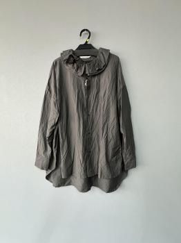 <img class='new_mark_img1' src='https://img.shop-pro.jp/img/new/icons51.gif' style='border:none;display:inline;margin:0px;padding:0px;width:auto;' />2025AW toujours cotton.silk faille cloth ruffle collar baggy shirt  charcoal brown 1