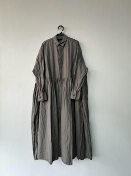 <img class='new_mark_img1' src='https://img.shop-pro.jp/img/new/icons51.gif' style='border:none;display:inline;margin:0px;padding:0px;width:auto;' />2025AW toujours cotton.silk faille cloth  random pleated baggy shirt dress   charcoal brown 1