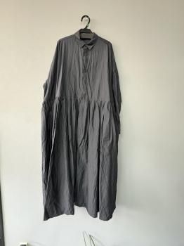 <img class='new_mark_img1' src='https://img.shop-pro.jp/img/new/icons15.gif' style='border:none;display:inline;margin:0px;padding:0px;width:auto;' />2025AW toujours cotton.silk faille cloth  random pleated baggy shirt dress  black navy  2