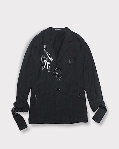 <img class='new_mark_img1' src='https://img.shop-pro.jp/img/new/icons20.gif' style='border:none;display:inline;margin:0px;padding:0px;width:auto;' />Yohji Yamamoto POUR HOMME60 LINEN LAWN I-SLEEVE CUFF TIED SAFETY PIN JACKET 290,400-