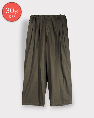 <img class='new_mark_img1' src='https://img.shop-pro.jp/img/new/icons20.gif' style='border:none;display:inline;margin:0px;padding:0px;width:auto;' />Y's for menGARMENT DYED KATSURAGI PANTS WITH 12-TUCKS(Khaki) 50,600-