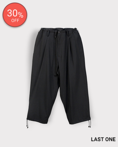 <img class='new_mark_img1' src='https://img.shop-pro.jp/img/new/icons20.gif' style='border:none;display:inline;margin:0px;padding:0px;width:auto;' />Yohji Yamamoto POUR HOMMEWOOL GABARDINE NEW STANDARD 2TUCKS STRING PANTS 85,800-