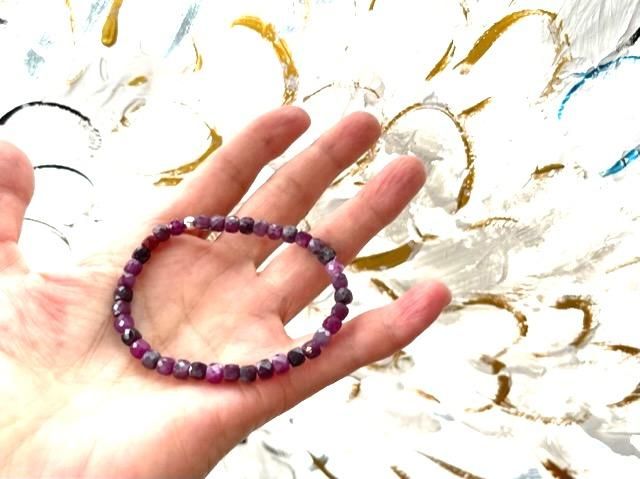 ルビー☆キューブカットブレスレット - mauna マンナ