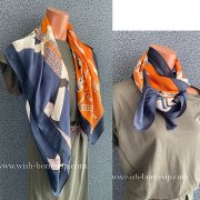 【イタリアインポート】90cm スクエア 室内スカーフ ツヤスカーフ/オレンジ＆ネイビー・チェーンプリント