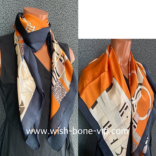 【イタリアインポート】90cm スクエア 室内スカーフ ツヤスカーフ/オレンジ＆ネイビー・チェーンプリント