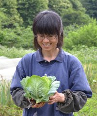 キャベツを収穫する森田さんの写真