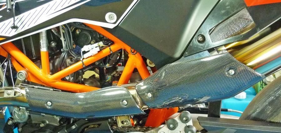 【爆買い！】 2017 690SMC SMC R 用 カーボンヒートプロテクター（センター パーツ