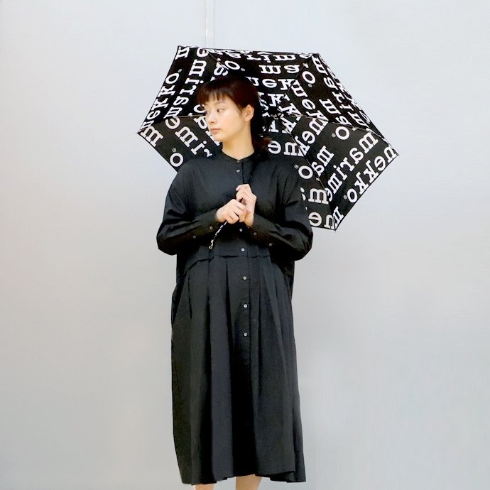 マリメッコ　傘　折りたたみ傘　軽量　コンパクト　おしゃれ　モノトーン　雨の日コーデ　marimekko ブランド　ロゴ