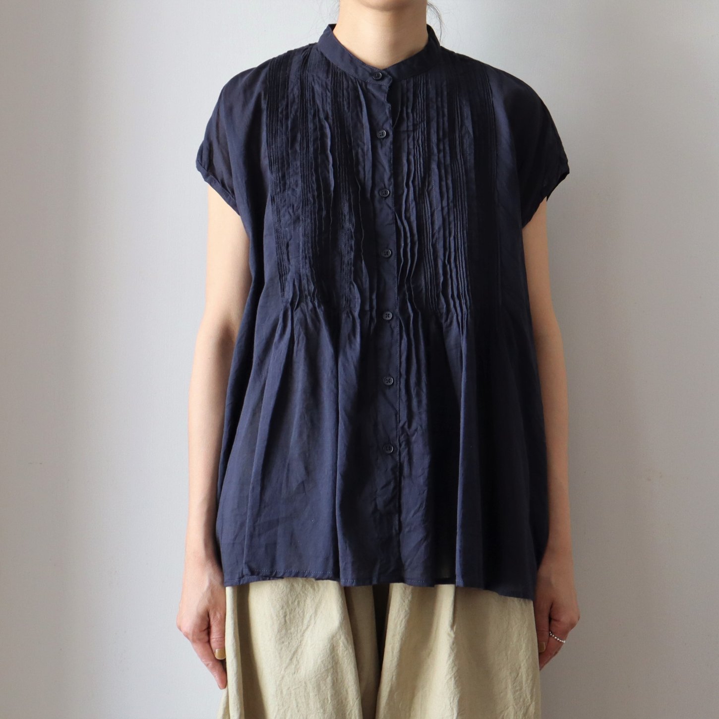 SOIL｜COTTON VOILE BANDED COLLAR FRENCH/SL PINTUCK SHIRT
