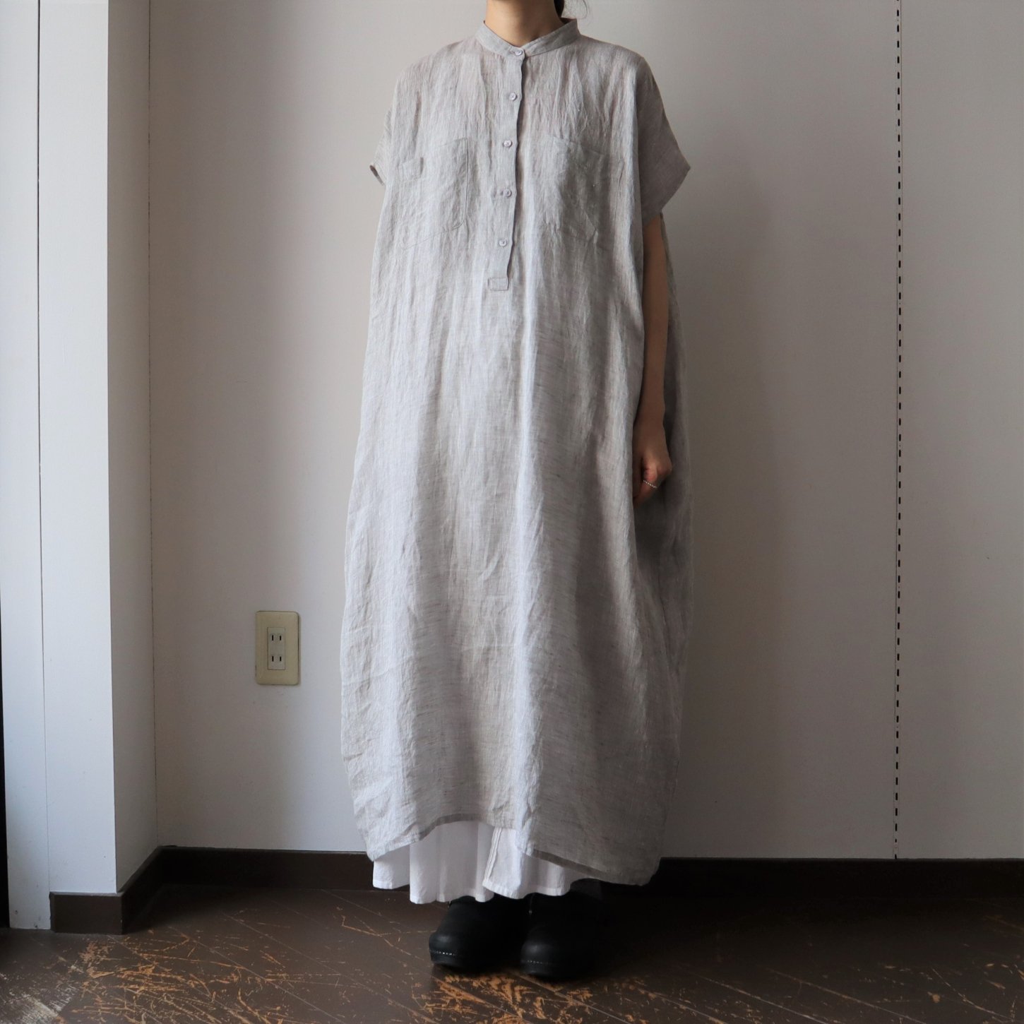 SOIL｜LINEN CHAMBRAY BANDED COLLAR FRENCH/SL DRESS