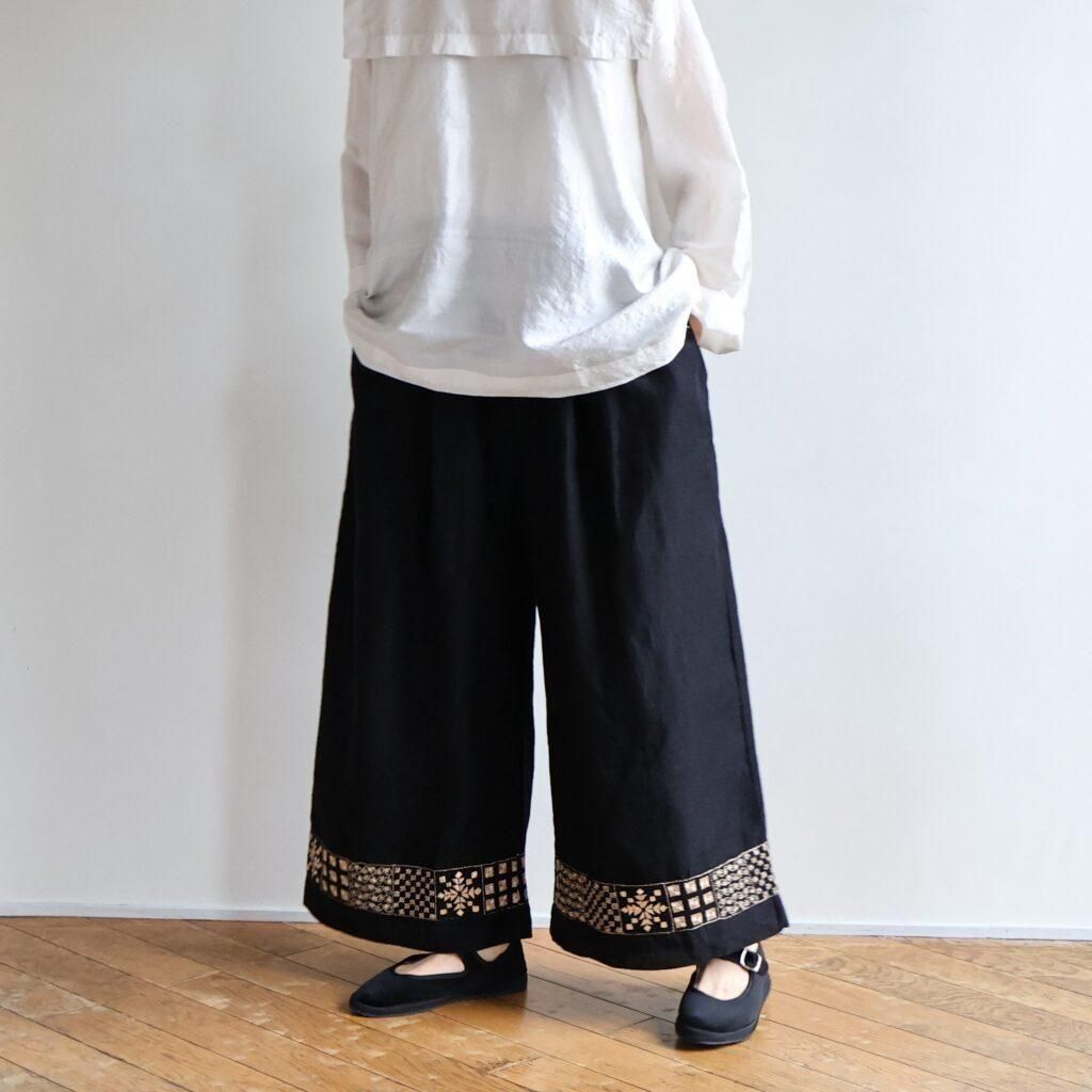BUNON｜Embroidery Tuck Pants - kasi-friendly | ONLINE STORE