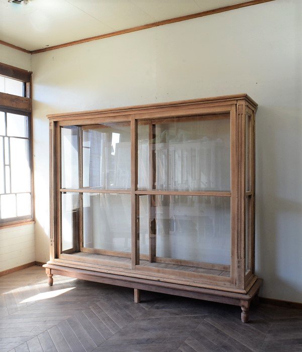 大きな両面引き戸の木枠陳列棚　ガラスケース - SANNPO 古道具店 online shop