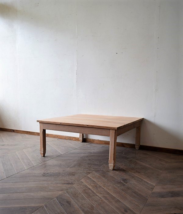 木味の四角いテーブル