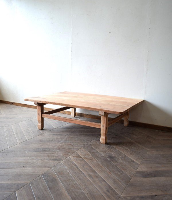 欅材の大きめなローテーブル