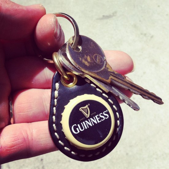 ビアボトルキャップキーリング / ギネスビール（BEER BOTTLE CAP KEY RING / GUINNESS）