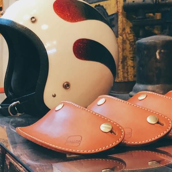 オイルドレザーで仕上げたヘルメット用バイザー キャメル 元祖レザー