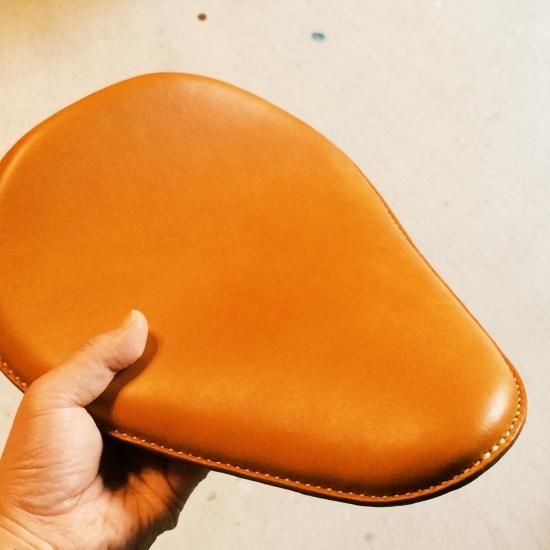 ハンドメイド レザー ソロシート SOLO SEAT | GALLON ガロンレザー 公式サイト 手仕事に