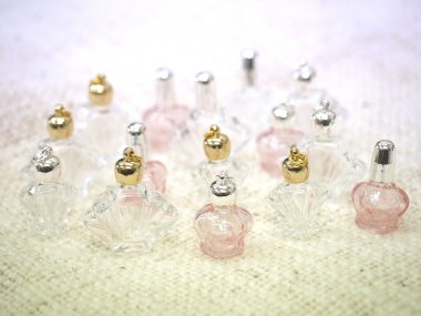 ミニ香水瓶 アロマペンダントトップ（選べます：穴あきキャップ付、穴