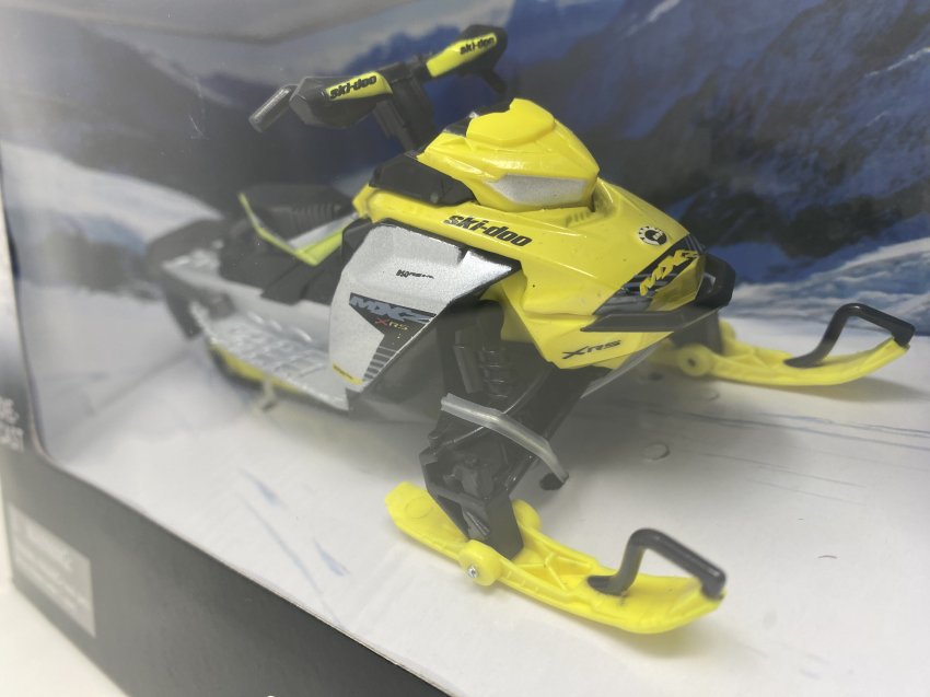 スノーモービル ダイキャスト CAN-AM SKI-DOO MXZ X-RS SNOWMOBILE 1:20 SCALE- スノーモービル 用品をカナダから発送『スノーテックカナダ』