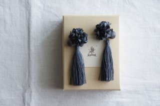 <img class='new_mark_img1' src='https://img.shop-pro.jp/img/new/icons47.gif' style='border:none;display:inline;margin:0px;padding:0px;width:auto;' />Earring or Pierce　Annabel & Tassel（ navy ）