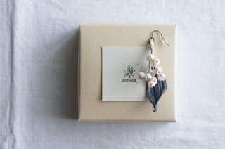 <img class='new_mark_img1' src='https://img.shop-pro.jp/img/new/icons47.gif' style='border:none;display:inline;margin:0px;padding:0px;width:auto;' />Earring or Pierce　Lily of the valley（ ivory × blue gray ）