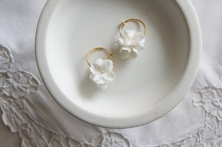<img class='new_mark_img1' src='https://img.shop-pro.jp/img/new/icons47.gif' style='border:none;display:inline;margin:0px;padding:0px;width:auto;' />Hoop earring　/　Off-white Hydrangea
