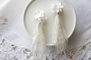 <img class='new_mark_img1' src='https://img.shop-pro.jp/img/new/icons47.gif' style='border:none;display:inline;margin:0px;padding:0px;width:auto;' />Pierce　/　Off-white Annabel ＆ Antique lace Tassel