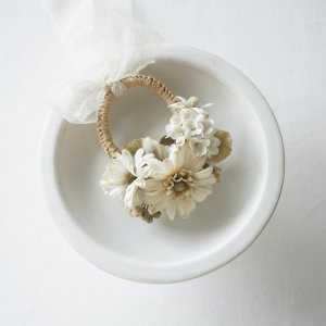 <img class='new_mark_img1' src='https://img.shop-pro.jp/img/new/icons47.gif' style='border:none;display:inline;margin:0px;padding:0px;width:auto;' />Bracelet　/　Pale dried flower bouquet ＆ Antique lace

