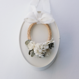 <img class='new_mark_img1' src='https://img.shop-pro.jp/img/new/icons47.gif' style='border:none;display:inline;margin:0px;padding:0px;width:auto;' />Bracelet  White and green bouquet
