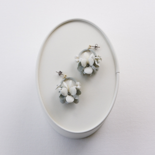 <img class='new_mark_img1' src='https://img.shop-pro.jp/img/new/icons47.gif' style='border:none;display:inline;margin:0px;padding:0px;width:auto;' />Earrings or Pierced earrings  Bouquet half wreath white  pale indigo blue 