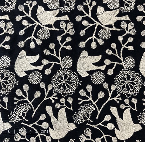 刺繍生地 bird garden 白×ネイビー（綿・8号帆布） - 点と線模様製作所