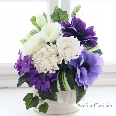 白菊とアネモネと桔梗の仏花 Mサイズ（白×紫）