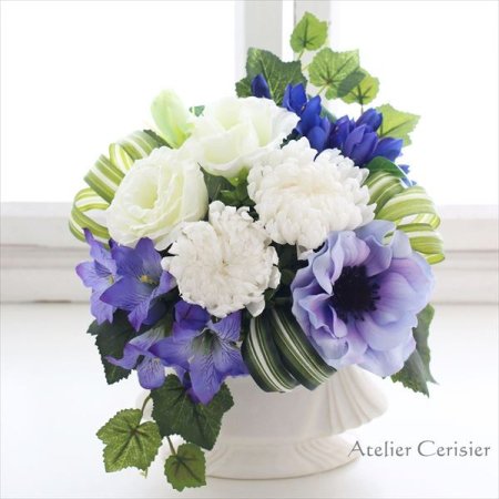 白菊とアネモネと桔梗とリンドウの仏花 Mサイズ（白×青）プリザーブドフラワー