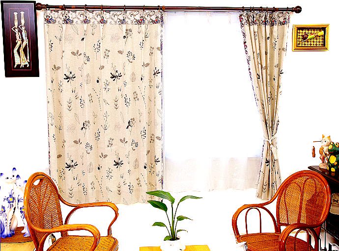 天然繊維を使用したナチュラルなドレープ生地とバティック布飾りとのコラボレーションが、おしゃれなリネンのアジアンカーテン