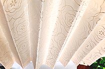 艶の有る牡丹柄を織り出したフェミニンな防音 保温 遮熱カーテン サマンサベージュへ