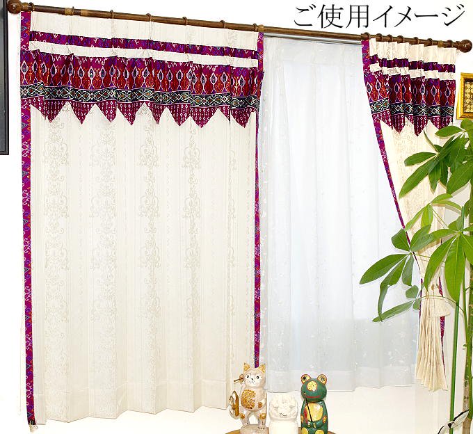 モダンなアジアンリゾート 寝室 カーテン遮光2級クリーム色ロココ調ティアラ柄ハラパンの一覧へ