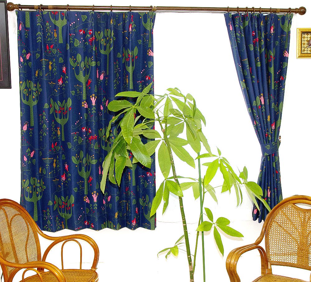 おしゃれな北欧風カーテン 遮光3級 ブルー色フォレスト木立＆花柄
