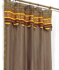 エスニック カーテン かわいい 遮光1級 ブラウン色 ライン テルティナのイメージ
