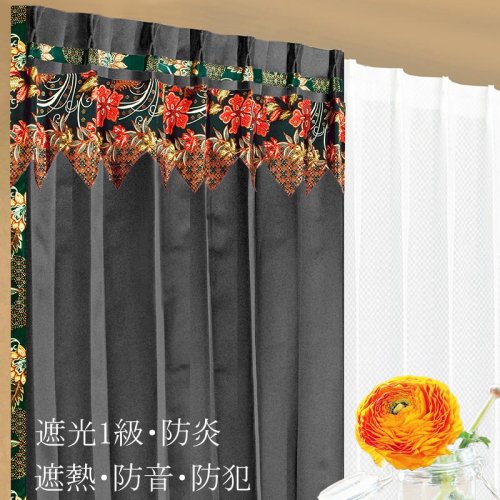 バリ島デザインを日本の窓に合わせてカスタマイズした、プライベートブランドのカーテンを見る