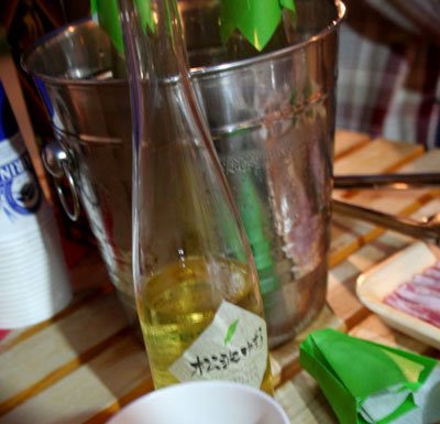 柚子酒「松波ゆず子」　BBQやパーティーの時はワインクーラーに入れて、そばにロックアイスとソーダを用意　
