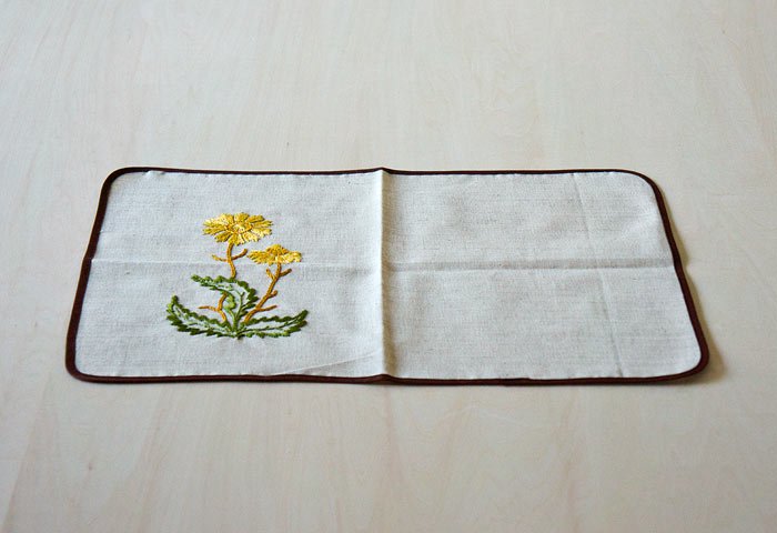 北欧で使われていた、たんぽぽの刺繍のランチョンマット／ビンテージ  画像02