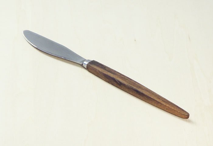 北欧で使われていた、チーク材の柄がついたディナーナイフ／ビンテージ ...