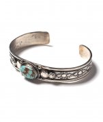 <img class='new_mark_img1' src='https://img.shop-pro.jp/img/new/icons47.gif' style='border:none;display:inline;margin:0px;padding:0px;width:auto;' />INDIAN JEWELRYNAVAJO SILVER/TURQUOISE BANGLE 