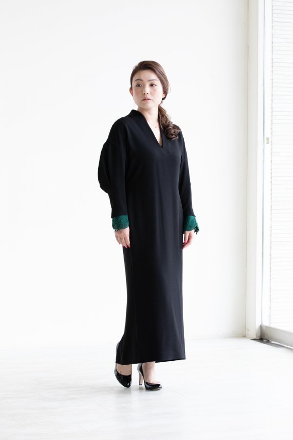 Mame Kurogouchi(マメ) Embroidery Cuffs V-Neck Dress - YAMAROKU