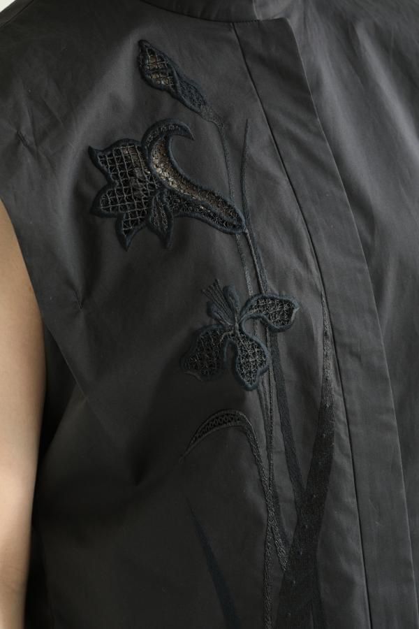 mame kurogouchi 刺繍入り黒半袖シャツ 7yorku_037596