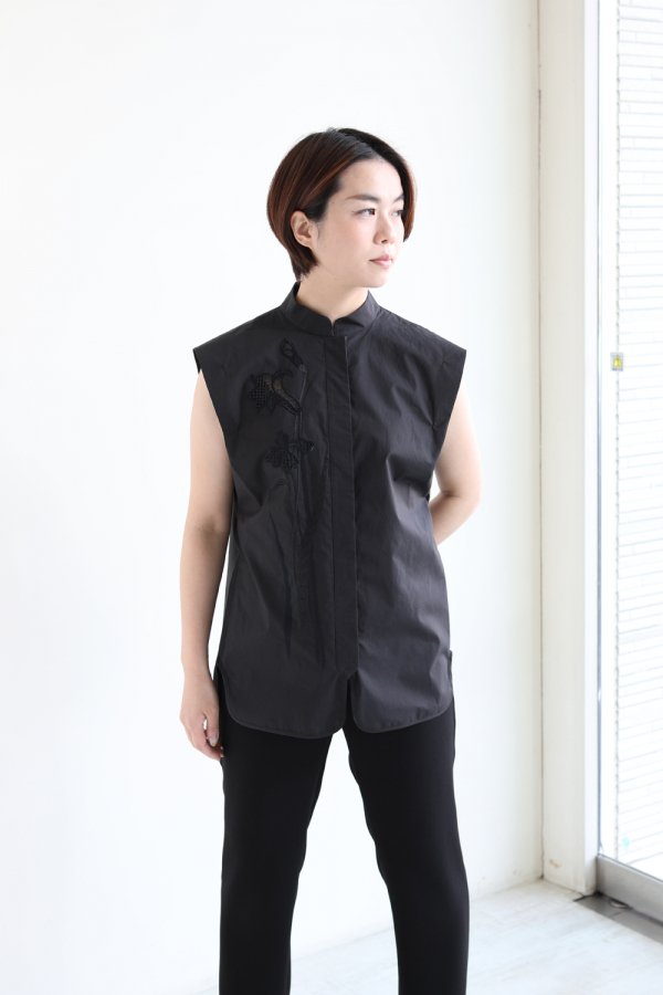 Mame Kurogouchi(マメ) Botanical Embroidery Sleeveless Shirt BLACK