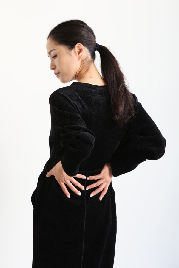 Mame Kurogouchi(マメ) V-Neck Velour Knit Dress BLACK - YAMAROKU（ヤマロク） オンラインストア